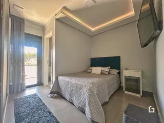 Quarto com janela e iluminação natural na residência.