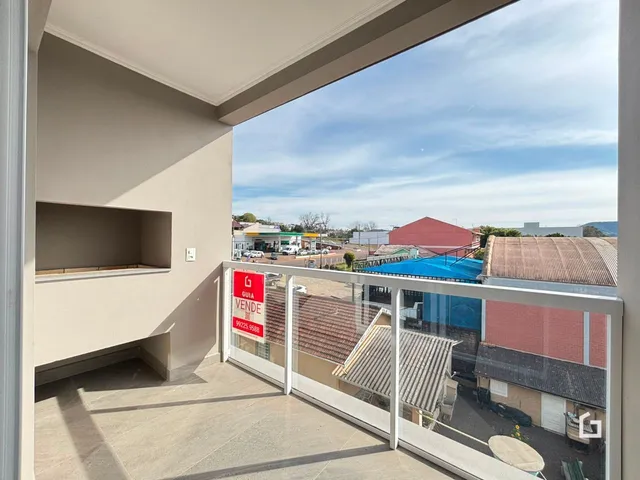 Vista de um apartamento em Lajeado, Brasil, mostrando uma varanda com vista para a paisagem.