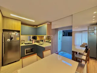 Vista da cozinha e sala de estar de um imóvel em Lajeado, Brasil.