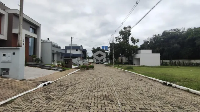 Fachada de uma residência em Lajeado, Brasil, com entrada pavimentada.