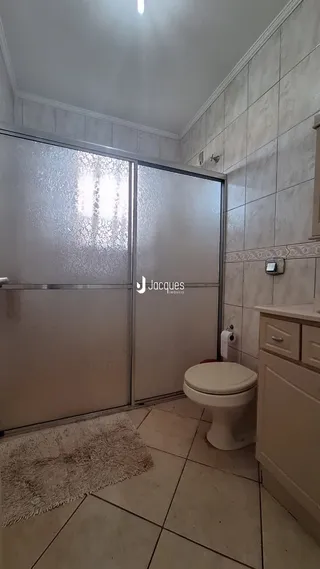 Foto de um banheiro interno com revestimento de cerâmica e vaso sanitário.
