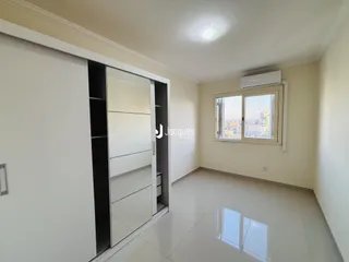 Vista interna de um cômodo com piso de cerâmica e janela.