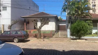 Fachada de uma casa em Lajeado, Brasil, com cerca e árvores.