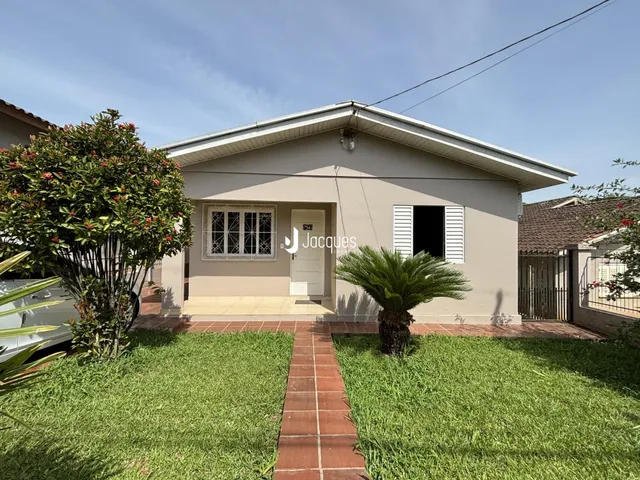 Fachada de uma casa em Lajeado, Brasil, com jardim gramado.