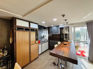 Cozinha moderna com armários de madeira escura e ilha de madeira no interior da propriedade.