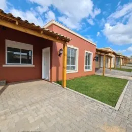 Fachada de uma residência em Lajeado, Brasil, com alvenaria vermelha e pavimento de acesso.