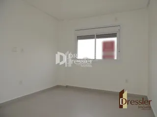 Foto de uma sala vazia com janela em um imóvel.