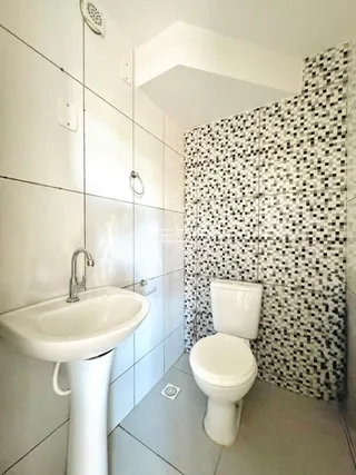 Foto de um banheiro com azulejos brancos e brancos.