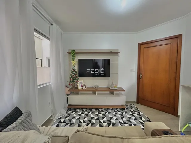 Sala de estar com decoração moderna e piso estampado.