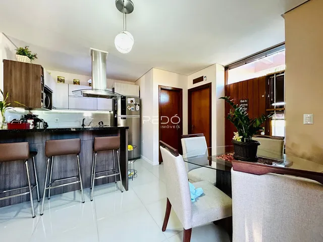 Ambiente de sala de estar e cozinha moderna com bancada e ilhas.