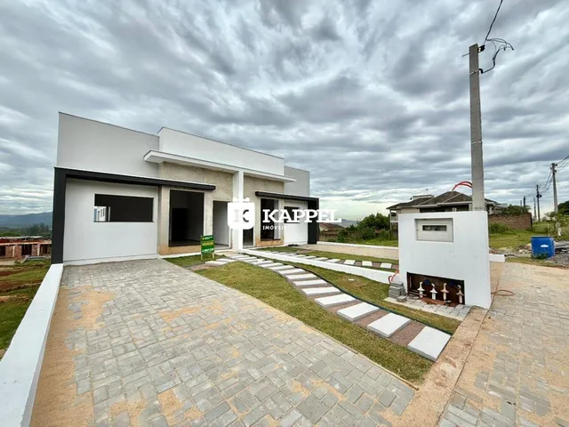 Fachada moderna de uma casa em Lajeado com paisagismo frontal.