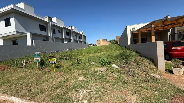 Fachada de um prédio residencial em Lajeado, Brasil, com gramado em primeiro plano.