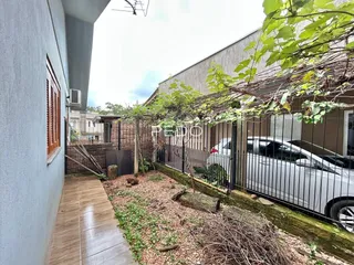 Vista lateral da propriedade com cerca e jardim em Lajeado, Brasil.