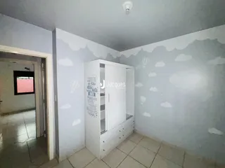 Vista interna de um corredor com paredes decoradas em padrão de nuvens.