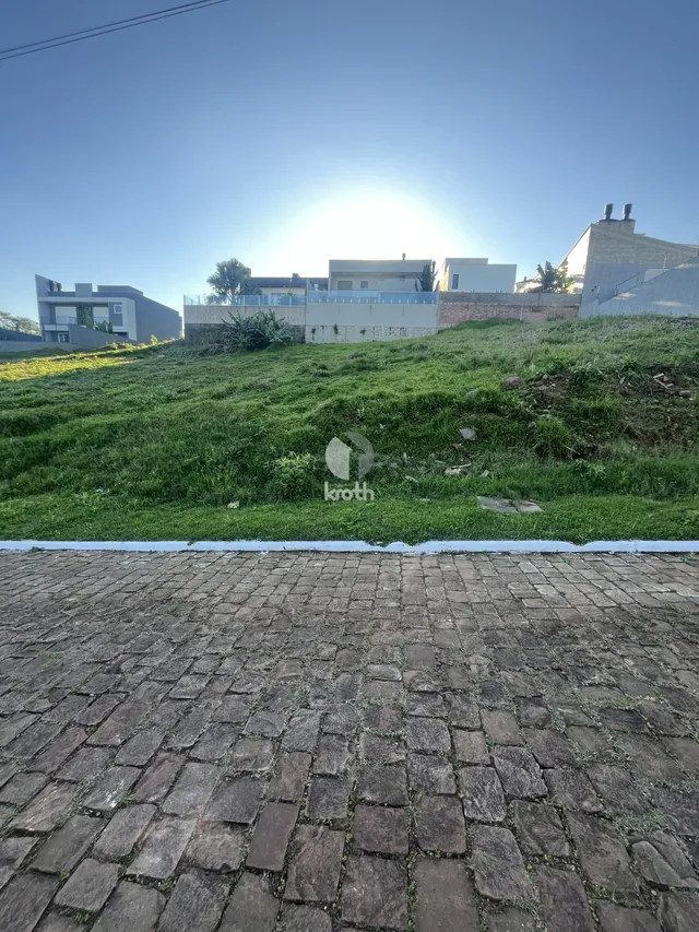 Vista externa de uma residência em Lajeado com terreno inclinado.