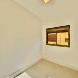 Parede branca de um cômodo interno.