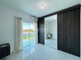Sala com piso de cerâmica e porta de vidro.