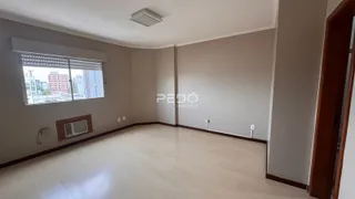Imagem de uma sala interna com piso de madeira e janela em um imóvel.