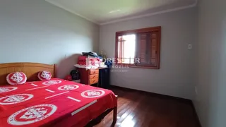 Quarto com cama e armário de madeira em um imóvel no Brasil.