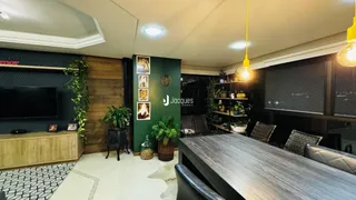 Interior de uma sala de estar moderna com painéis de madeira e decoração verde.