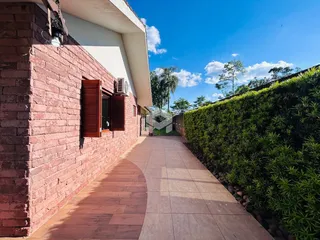 Parede de tijolos vermelhos de uma residência em Lajeado, Brasil, com um caminho de pedras.