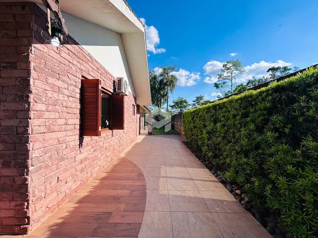 Parede de tijolos vermelhos de uma residência em Lajeado, Brasil, com um caminho de pedras.