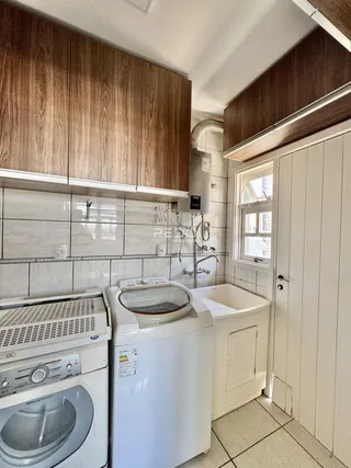 Foto de uma cozinha com máquinas de lavar e banheira.