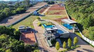 Vista aérea de uma propriedade com área de lazer e terreno aberto em Lajeado.