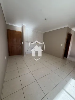 Vista interna de um ambiente com piso de cerâmica claro.