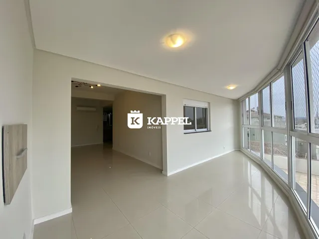 Hall de entrada com piso claro e janela lateral.