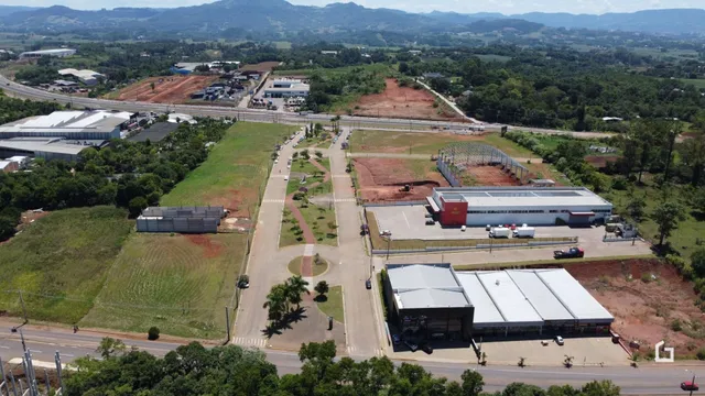 Vista aérea de uma área de terreno com campos e infraestrutura no Brasil.