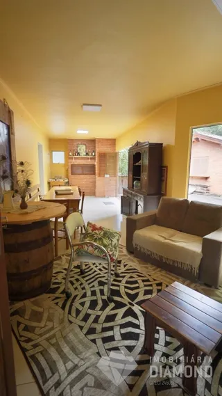 Sala de estar com sofá e decoração em um imóvel no Brasil.