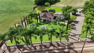 Fachada de uma casa com jardim e palmeiras em Lajeado, Brasil.