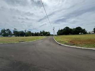Vista da estrada de acesso em uma área gramada ao ar livre.