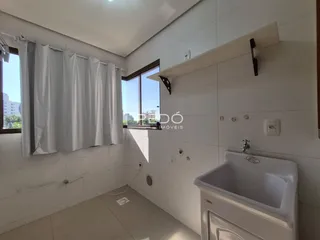 Foto de um banheiro moderno com piso de cerâmica e bancada branca.