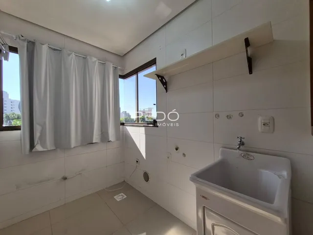 Foto de um banheiro moderno com piso de cerâmica e bancada branca.