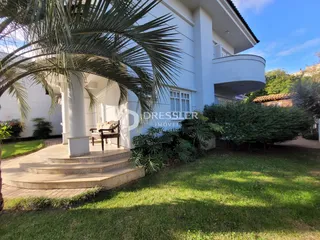 Fachada de uma casa moderna com jardim verde em Lajeado, Brasil.