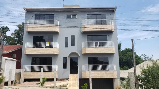 Fachada de um prédio residencial em Lajeado, Brasil, com varandas.