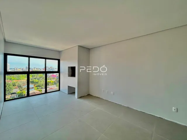 Sala de estar com grande janela e vista externa.
