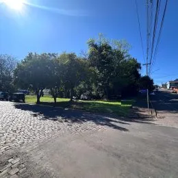 Vista externa de uma rua pavimentada com árvores em Lajeado, Brasil.