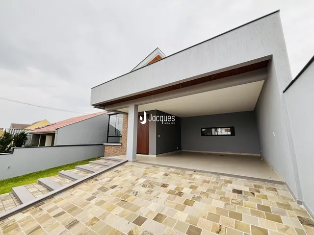 Fachada moderna de uma residência em Lajeado, Brasil, com área externa pavimentada.