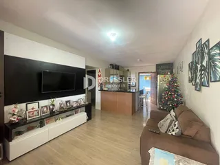 Sala de estar com televisão e sofá em um apartamento.