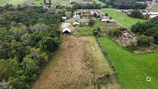 Vista aérea de uma propriedade rural com vegetação densa.