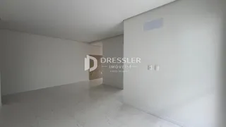 Corredor interno de uma residência com piso claro.