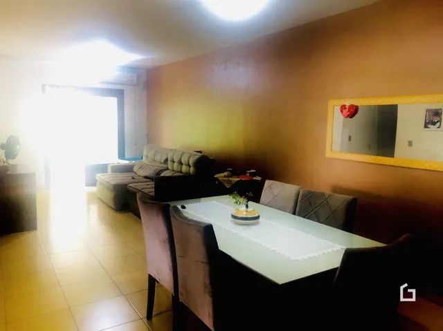 Sala de estar com paredes marrons e piso claro.