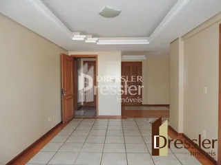 Hall de entrada com piso de madeira clara.
