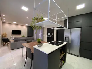 Sala de estar e cozinha moderna com decoração contemporânea.