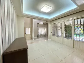 Interior de uma sala com piso de cerâmica clara e paredes neutras.