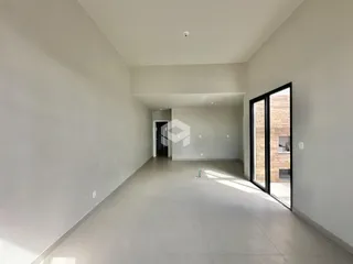 Vista de um corredor interno de uma residência moderna.