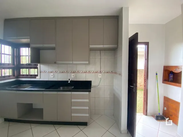 Vista da cozinha com armários e revestimento de azulejos em Lajeado.